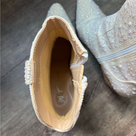 Betsey Johnson Betsey Johnson EMORY Ankle Bootie Pearl Iridescent white cow girl - Picture 5 of 9